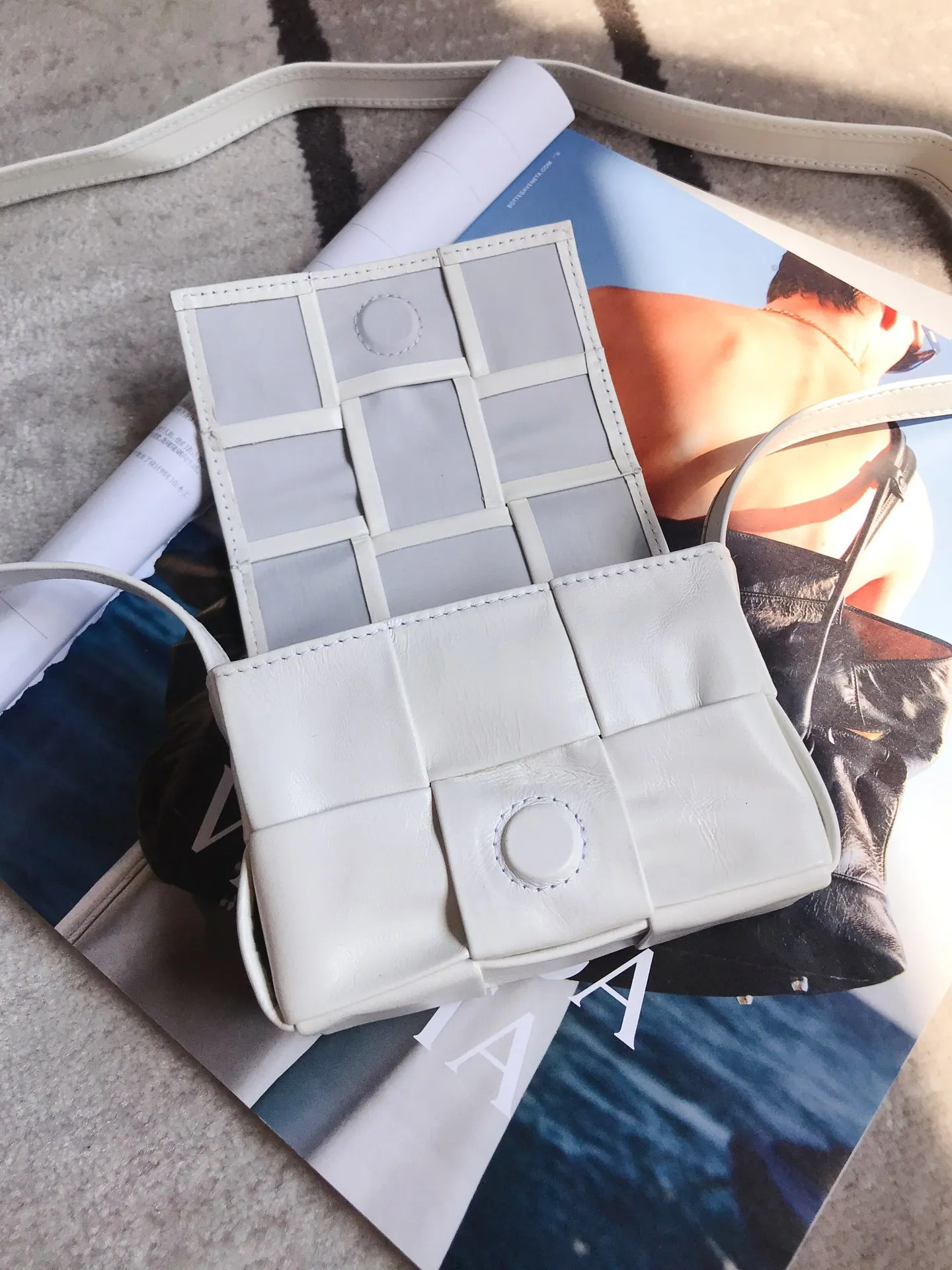 𝗕𝗼𝘁𝘁𝗲𝗴𝗮 𝗩𝗲𝗻𝗲𝘁𝗮———— New product𝗺𝗶𝗻𝗶 𝗰𝗮𝘀𝘀𝗲𝘁𝘁𝗲‼ ️ A super cute one 𝒎𝒊𝒏𝒊 𝒄𝒂𝒔𝒔𝒆𝒕𝒕𝒆, a must-have for delicate girls. It’s the same height as lipstick. Although it can’t fit a mobile phone, it can fit all my cuteness and lipstick ❗️ We only make the highest end in the market, welcome to compare Size: 12*8*4cm.         Model: 6813